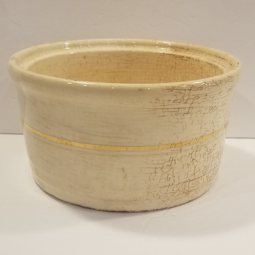 Universal Cambridge Potteries Inc.  Bowl with 22kt Gold Trim